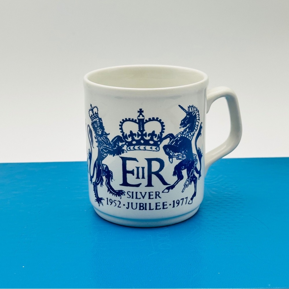 Vintage Table Tops Cartwrights Queen Elizabeth II Silver Jubilee Mug 1977